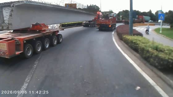 E-bike rider bumps into concrete beam under truck in Jiangsu, China