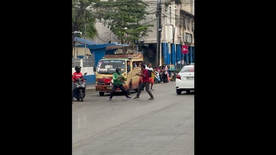 Grab rider and taxi driver fight on the road in Cebu