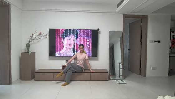 Pet bird joins owner’s dance in Jiangsu, China