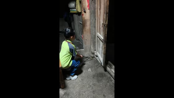 Girl startled while trying to catch frog inside house in Guizhou, China