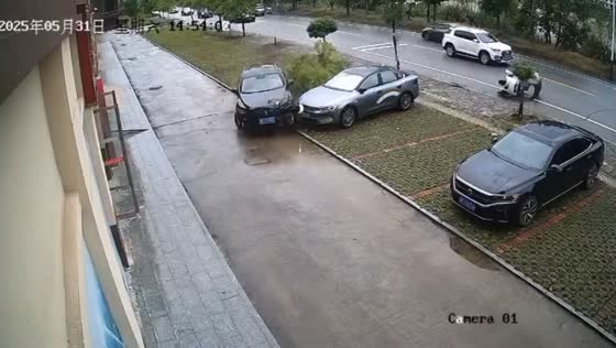 Black car crashes into e-bike and parked vehicle in Hunan, China