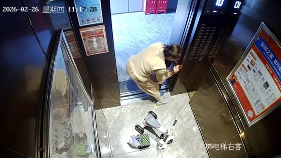 Child’s hand caught in elevator door in Guangdong, China