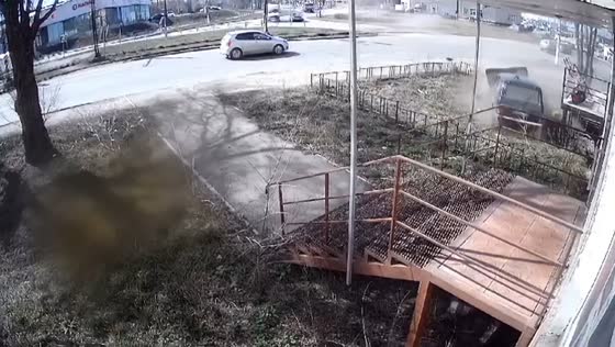 Niva car crashes into store porch in Magnitogorsk