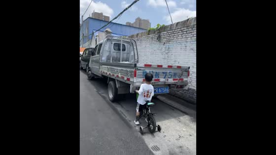 Child crashes bicycle into parked truck in Henan, China