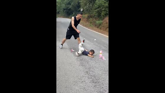 Boy cries after flower falls apart during slip in Jiangsu, China