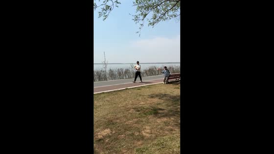 Child falls after backing into bench while playing in Shanxi, China