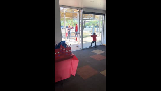 Child runs into glass while rushing to Spider-Man in Arizona, USA