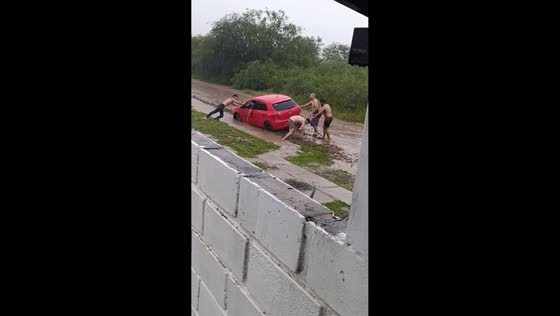 Muddy rescue attempt turns into laughter in the rain in Chaco, Argentina