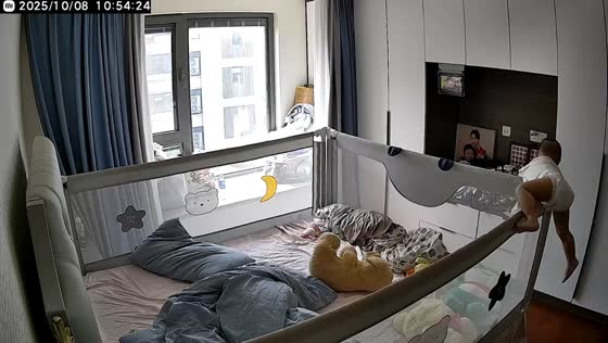 Toddler climbs and escapes from crib in Jiangsu, China