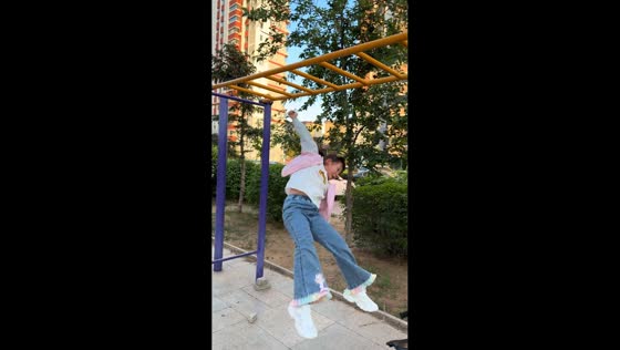 Girl falls after missing monkey bar in Heilongjiang, China