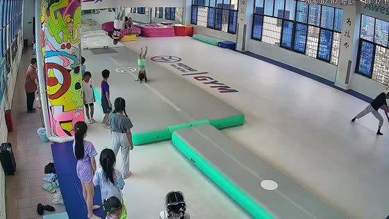 Gymnast catches little girl just before collision in Guizhou, China