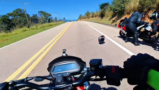 Motorcyclist narrowly avoids crash after helmet falls onto road in Pirapora, Brazil