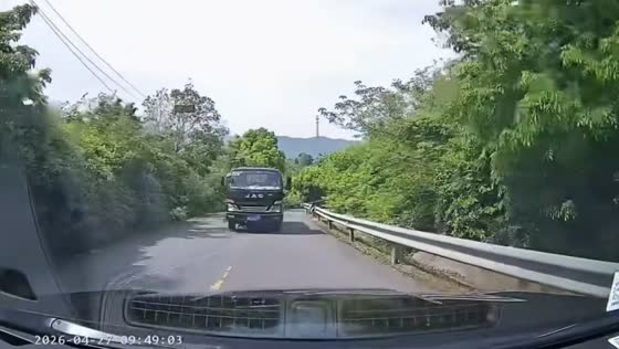 Truck crosses lane and crashes into car in Jiangsu, Chin