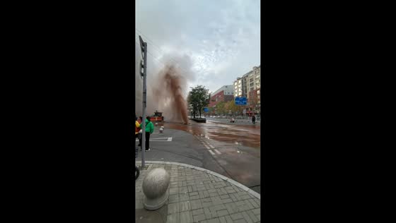Burst sewage pipe floods city street in Shanxi, China