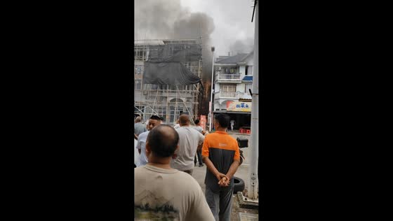Building fire sends thick smoke into the air on Lingshan Street in Zhejiang, China
