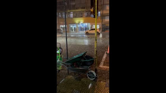 Heavy hailstorm sends people running in Santana do Livramento, Rivera, Uruguay
