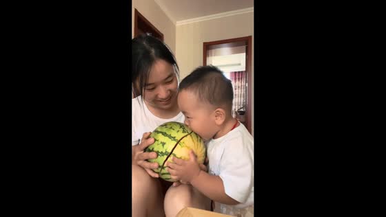 Baby takes a bite of watermelon with unexpected crack in Jiangsu, China