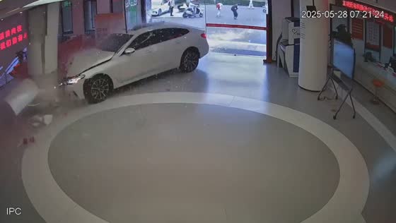 Car crashes through glass entrance of building in Guangdong, China