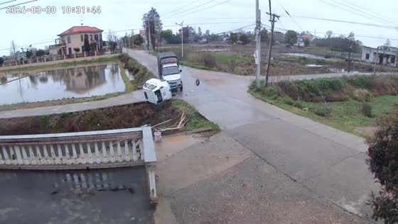 Electric vehicle collides with truck and falls into creek in Hunan, China