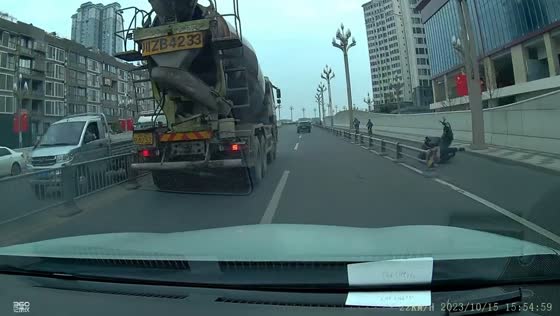 Video captures distracted cyclist's collision with traffic barrier on Sichuan highway
