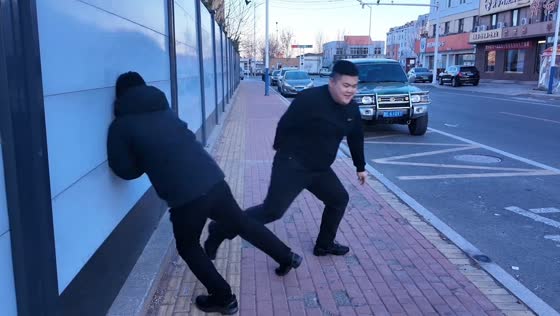 Man tricks friend into hitting wall during playful challenge in Shandong, China