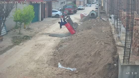 Electric cargo tricycle tips over while climbing ramp at construction site in Hebei, China