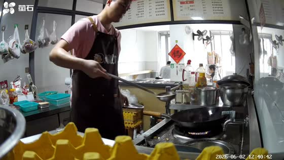 Man slips in kitchen and spills hot wok contents in Shenzhen, China