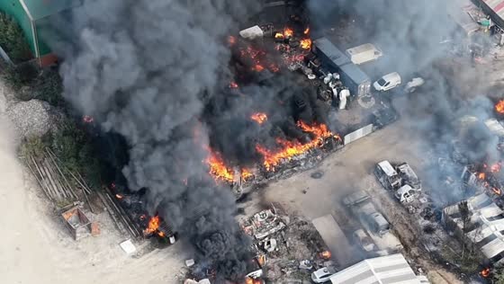 Major scrapyard fire sends thick smoke over Doncaster, England