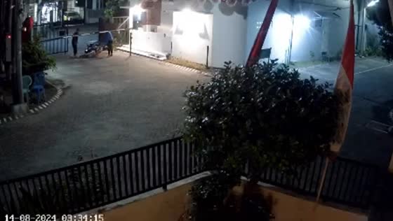 Motorcyclist falls during arrest for bird theft in Indonesia