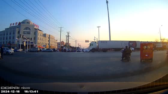 Dashcam captures truck shoving car through intersection in Shandong, China