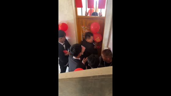 Bride-picking tradition leads to broken door in Guangdong, China