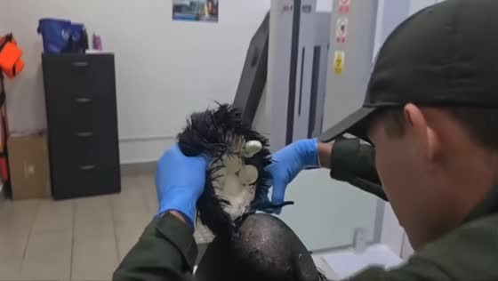 Man caught smuggling cocaine in a wig in Cartagena, Colombia