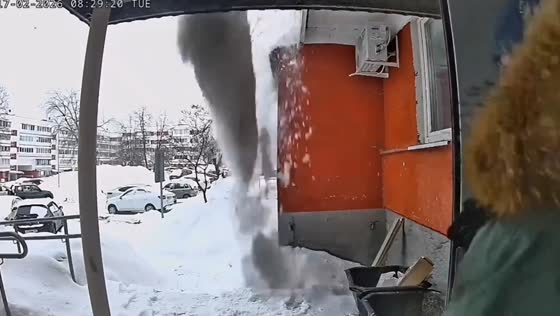 Massive snow slab narrowly misses man at apartment entrance in Naberezhnye Chelny, Russia