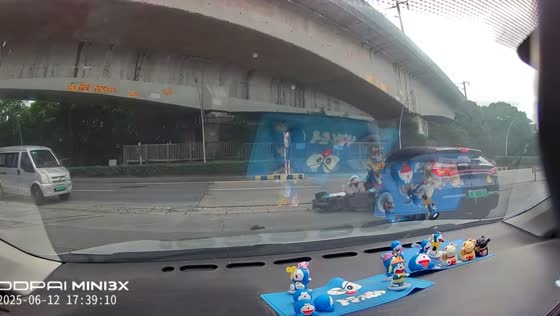 Scooter fails to brake, crashes into car in Shanghai, China