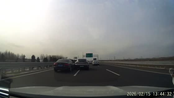 Dashcam captures close call after high-speed crash on highway in Shandong, China