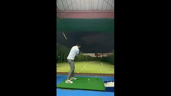 Golf newbie's iron club mishap