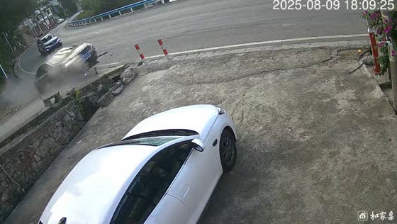 Car loses control and crashes into ramp in Guizhou, China