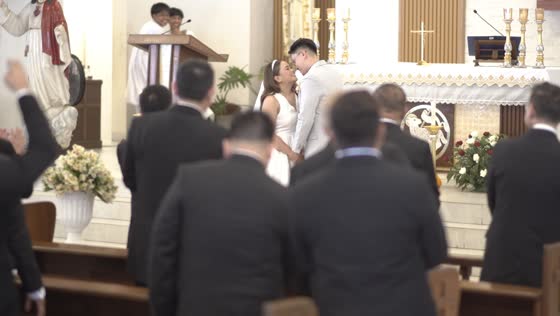 Sacristan's hilarious reaction to wedding kiss delights churchgoers in Quezon City