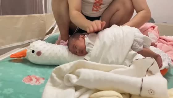 Parent loses balance while sitting beside toddler in Sichuan, China