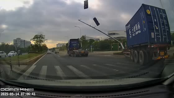 Trailer truck separates and crashes into traffic light in Guangdong, China