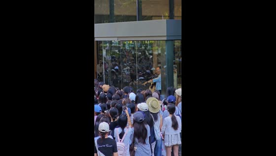 Fans shatter mall entrance door during crowded event in Nanning, China