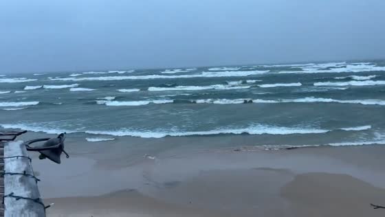 Strong 60 mph winds and massive waves in Detroit, Michigan, USA