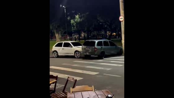 White car chases grey car but slips off in Mogi Guaçu, Brazil