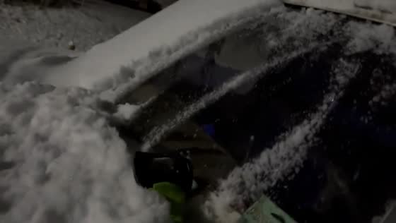 Overnight snowfall covers vehicles in Kentucky, USA