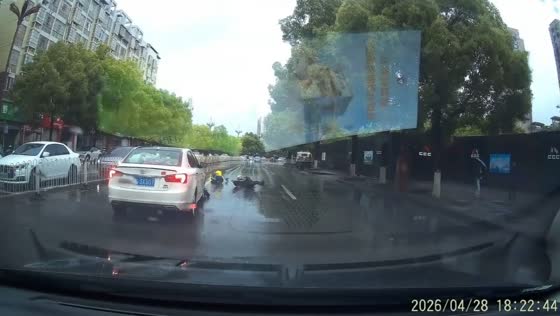 E-scooter crashes into car at U-turn in rainy day in Chongqing, China