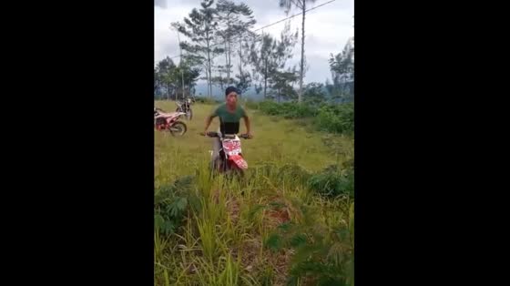A man riding a motorcycle crashed and tumbled on the hump