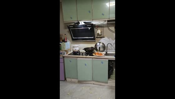 Rice cakes hilariously burst and fly from pan during cooking mishap in Shanghai, China