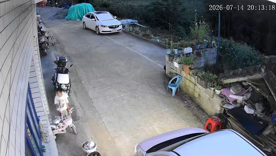 Car reverses off cliff while parking in Guizhou, China