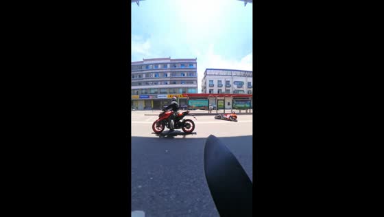 Motorcycles collide after accelerating from traffic light in Zhejiang, China