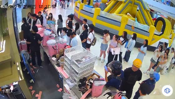 Shoplifting incident triggers chase in busy store in Hebei, China
